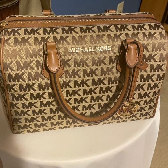 Michael Kors Handbags - NWT Michael Kors Bucket Bag